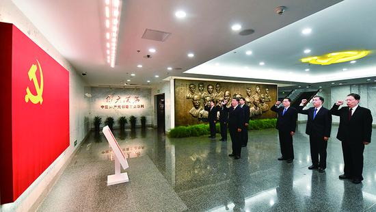 2017年10月31日，中共中央總書記、國家主席、中央軍委主席習近平帶領中共中央政治局常委李克強、栗戰(zhàn)書、汪洋、王滬寧、趙樂際、韓正，瞻仰上海中共一大會址和浙江嘉興南湖紅船。這是31日上午，在上海中共一大會址紀念館，習近平帶領其他中共中央政治局常委同志一起重溫入黨誓詞。 新華社記者 李濤/攝