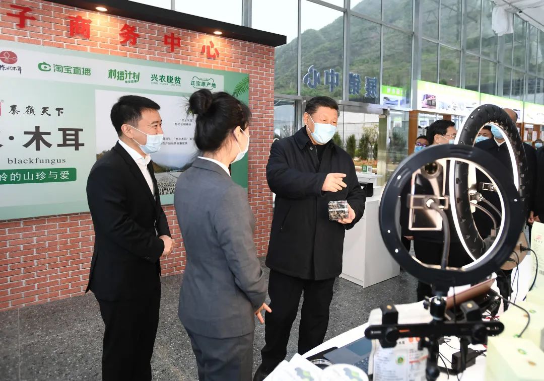 2020年4月20日，習(xí)近平在商洛市柞水縣小嶺鎮(zhèn)金米村培訓(xùn)中心，了解該村發(fā)展木耳產(chǎn)業(yè)情況。新華社記者 謝環(huán)馳 攝