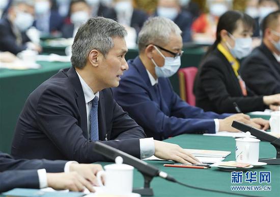  5月24日，全國人大代表羅杰（左一）參加湖北代表團的審議并發(fā)言。新華社記者 黃敬文 攝