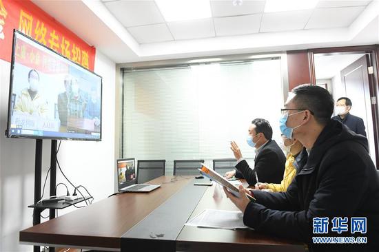  3月11日，在浙江省紹興市上虞區(qū)人社局，上虞區(qū)用人企業(yè)和四川省小金縣務(wù)工人員進(jìn)行網(wǎng)絡(luò)專場招聘。新華社記者 翁忻旸 攝
