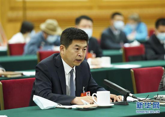  5月22日，全國人大代表費東斌參加內(nèi)蒙古代表團的審議并發(fā)言。新華社記者 黃敬文 攝