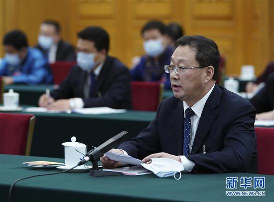 5月22日，全國人大代表霍照良參加內(nèi)蒙古代表團的審議并發(fā)言。新華社記者 謝環(huán)馳 攝
