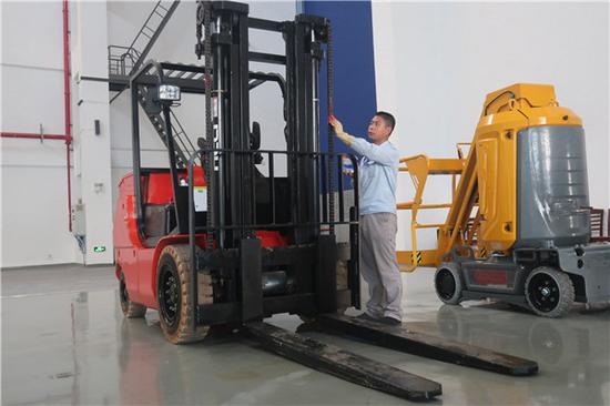 (史祥健進(jìn)行叉車維護(hù))