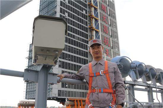 (張帥調(diào)試攝像機(jī))